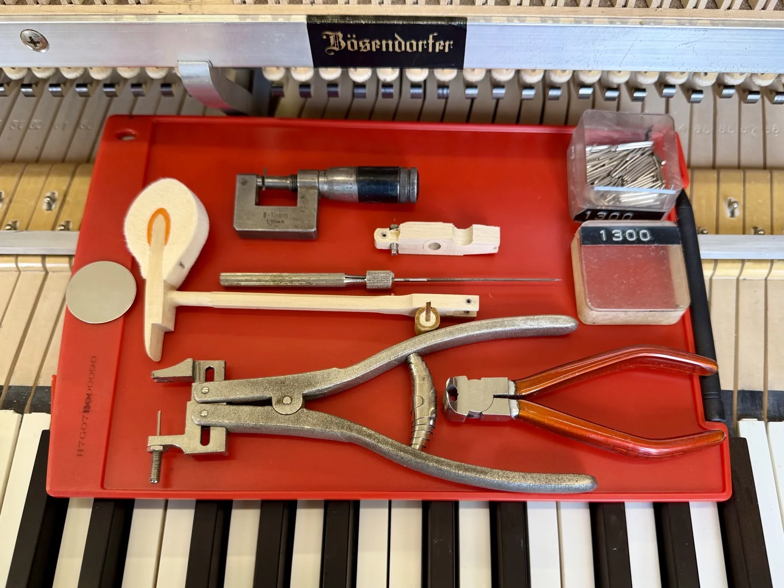 Outils d’harmonisation posés sur les marteaux d’un piano
