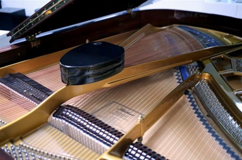 OVAL Sound System installé sur un piano Fazioli