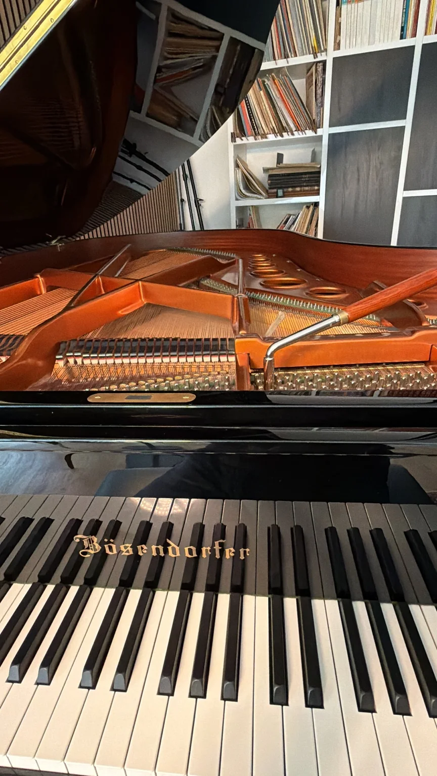 Piano à queue blanc ouvert avec sa mécanique déposée
