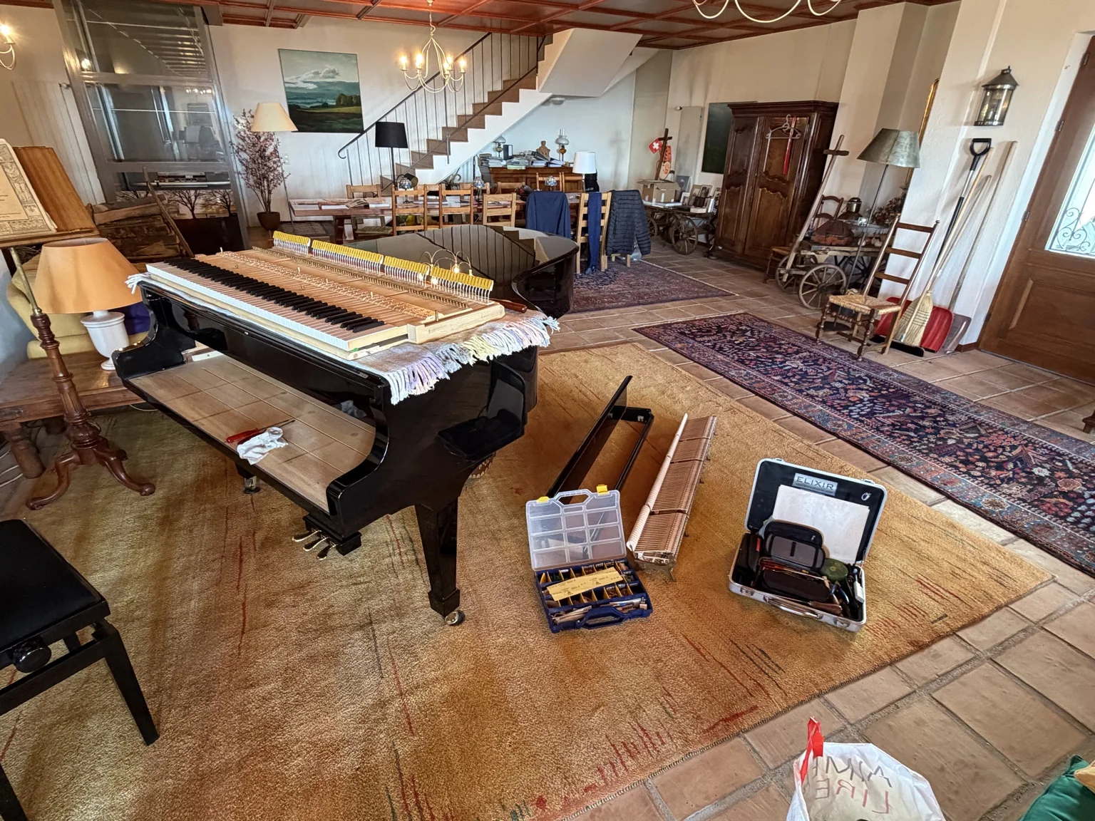 Piano à queue ouvert pendant une intervention technique